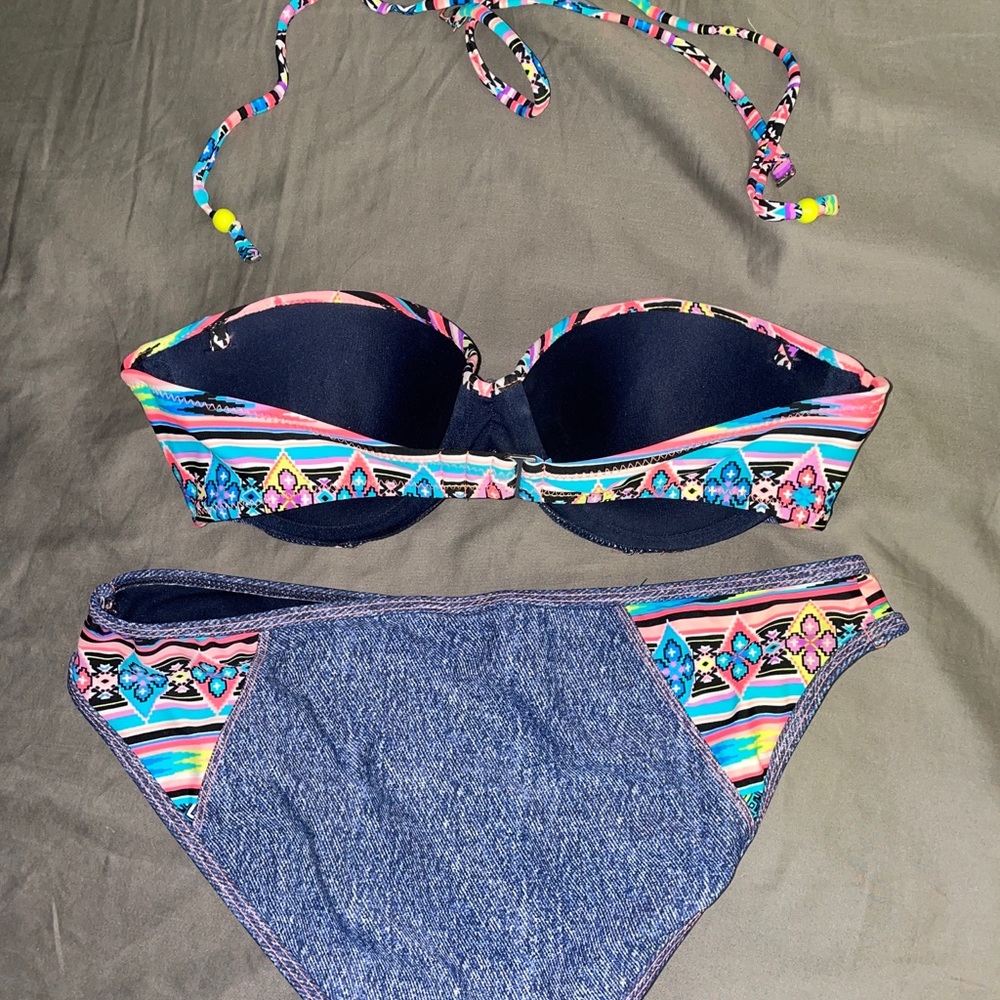 Bikini - Picture 2 of 3